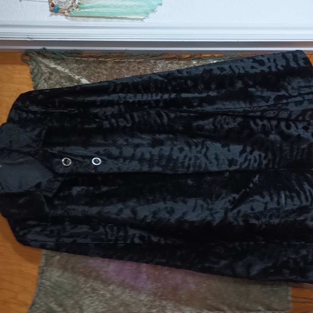 Women's black velvet cape, one size fits most.  Beautiful & excellent condition